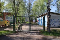 Въезд на территорию МБДОУ д/с № 48 для служебного транпорта (ворота без калитки) со стороны главного входа