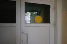 Главный вход в здание МБДОУ д/с № 48 (желтый круг для слабовидящих)